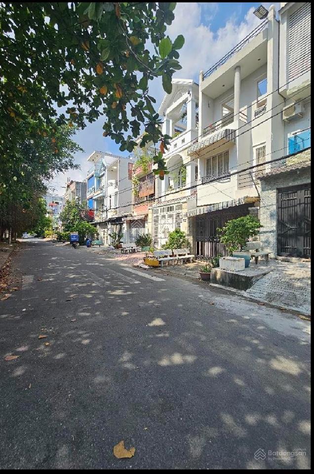 Bán nhà mặt tiền gần đường số 10 kdc bình hưng, bình chánh.  0906 398 *** phú