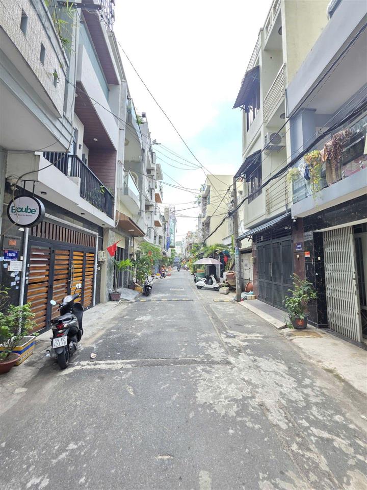 Hxh ngay cách mạng tháng 8  gần khu bắc hải, lý thường kiệt. ngang 4.9 dài 12 xây 5 tầng, nhỉnh 10