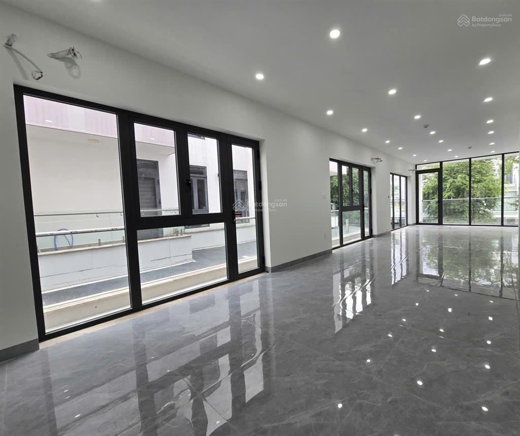 Tòa nhà sàn trống suốt hiếm có, kdc đông thủ thiêm  8x20m  1 hầm 4 lầu  phù hợp đa ngành nghề