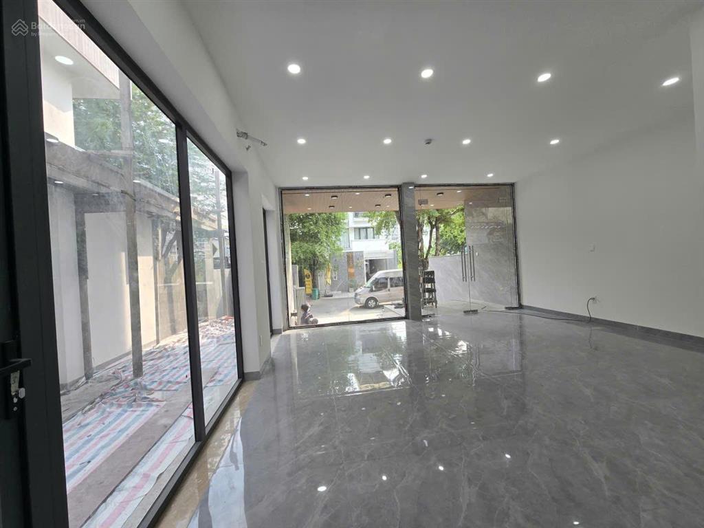 Tòa nhà sàn trống suốt hiếm có, kdc đông thủ thiêm  8x20m  1 hầm 4 lầu  phù hợp đa ngành nghề