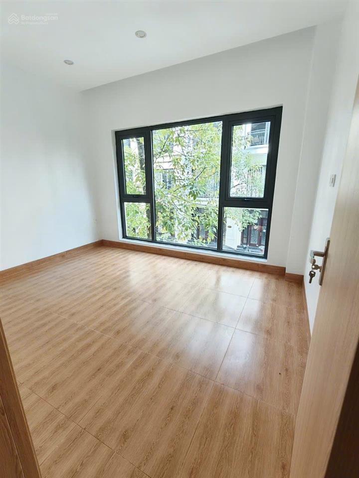 Nhà mới hoàn thiện xong, mới tinh chưa ai ở cả, do không dùng đến em cho thuê căn 2 tầng ht