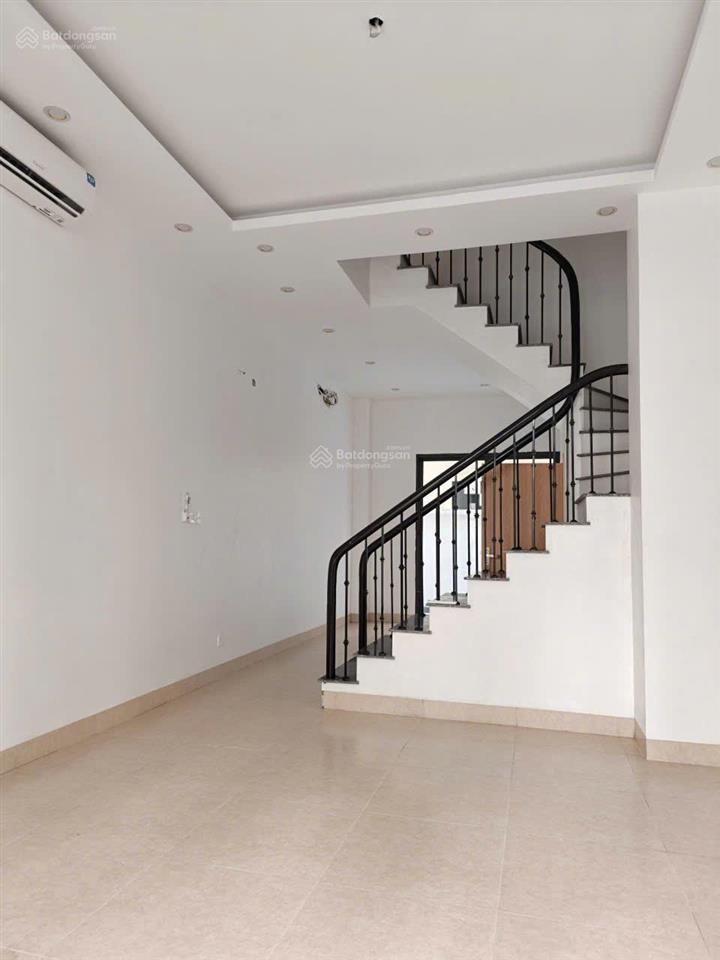 Nhà mới hoàn thiện xong, mới tinh chưa ai ở cả, do không dùng đến em cho thuê căn 2 tầng ht