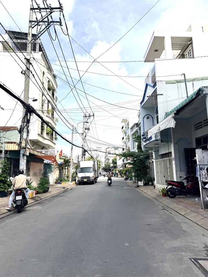Nhà 5 tấm hẻm 8m sát vách eon mail giá chỉ 7,x