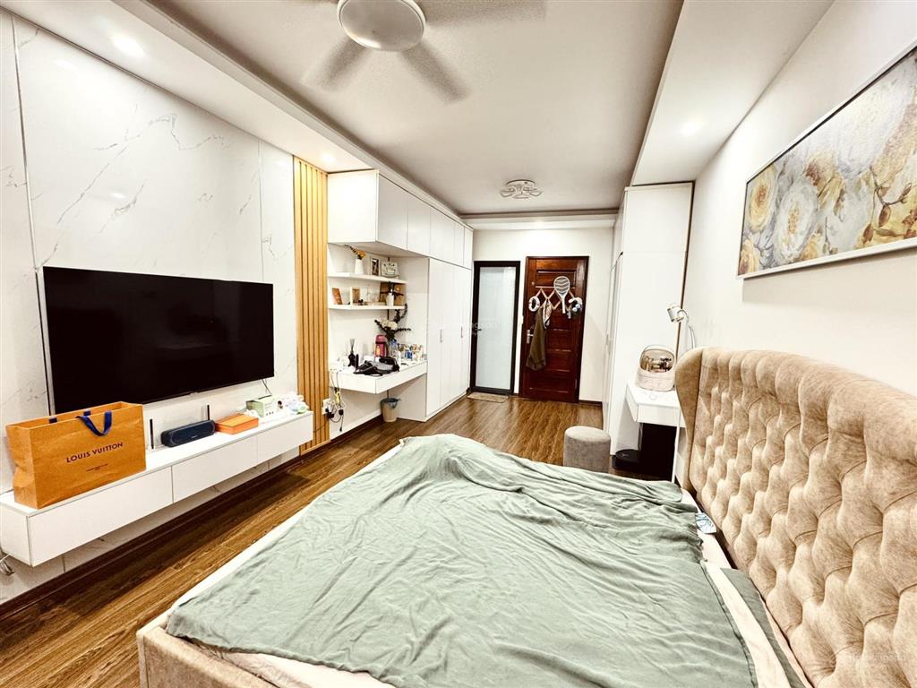 Bán nhà ngõ 460 khương đình, cách phố 20m, full nội thất, 6 tầng, diện tích 45m2, giá 11,5 tỷ.