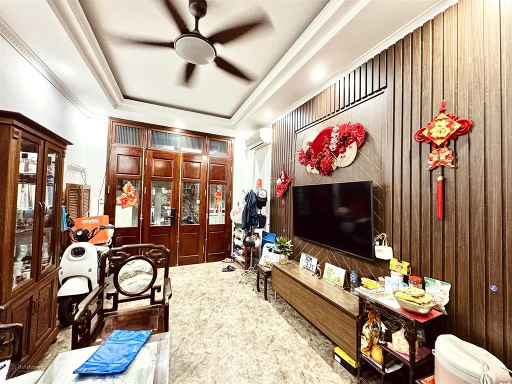 Bán nhà ngõ 460 khương đình, cách phố 20m, full nội thất, 6 tầng, diện tích 45m2, giá 11,5 tỷ.