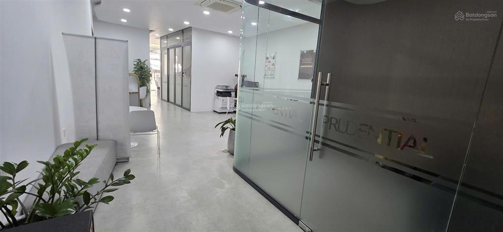 Cho thuê 71 vĩnh viễn 121 m², mt 6,2 m, lề đường rộng, văn phòng mới cải tạo 67 tr