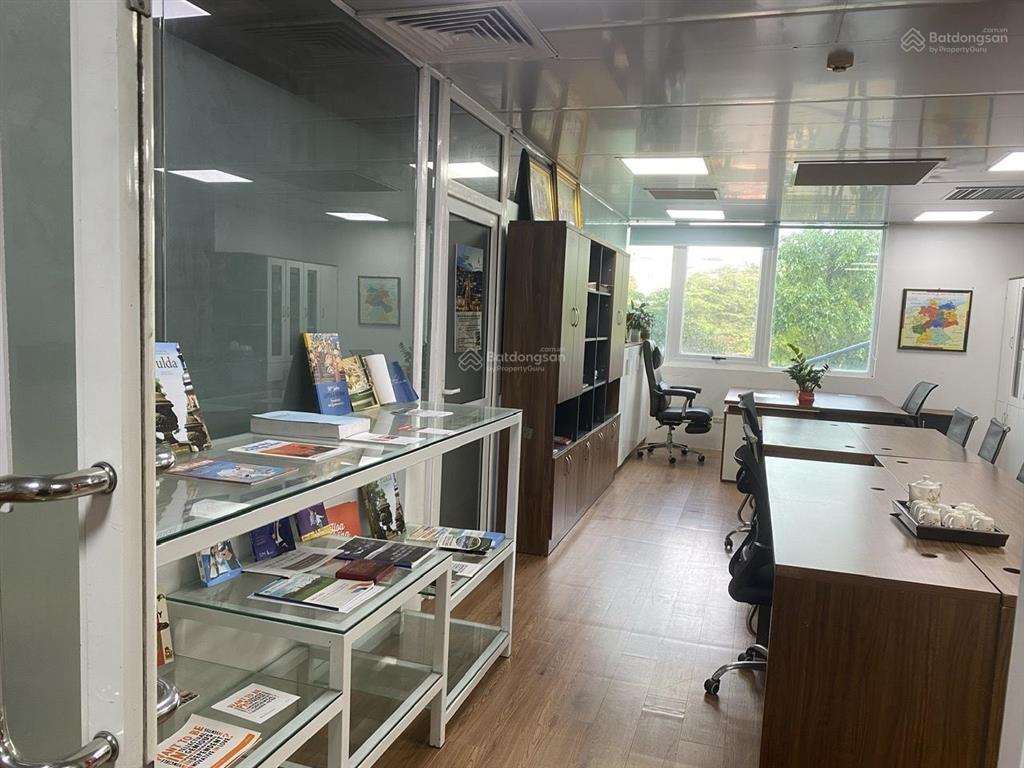 Hot! cho thuê văn phòng 180m2 sẵn nội thất vị trí tại thụy khuê, hồ tây giá chỉ 300nghìn/m2/tháng