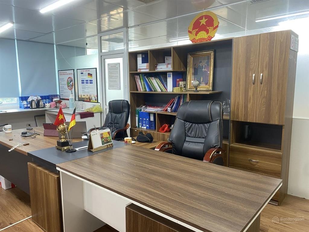 Hot! cho thuê văn phòng 180m2 sẵn nội thất vị trí tại thụy khuê, hồ tây giá chỉ 300nghìn/m2/tháng