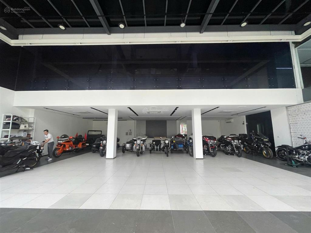 Cho thuê mbkd phù hợp lại showroom ô tô, xe điện 15m mặt tiền đường lê văn lương, thanh xuân