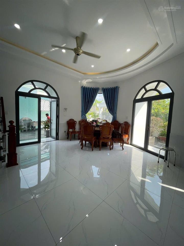 Cho thuê biệt thự 1 trệt 2 lầu sạch sẽ và mát mẻ phường phú cường