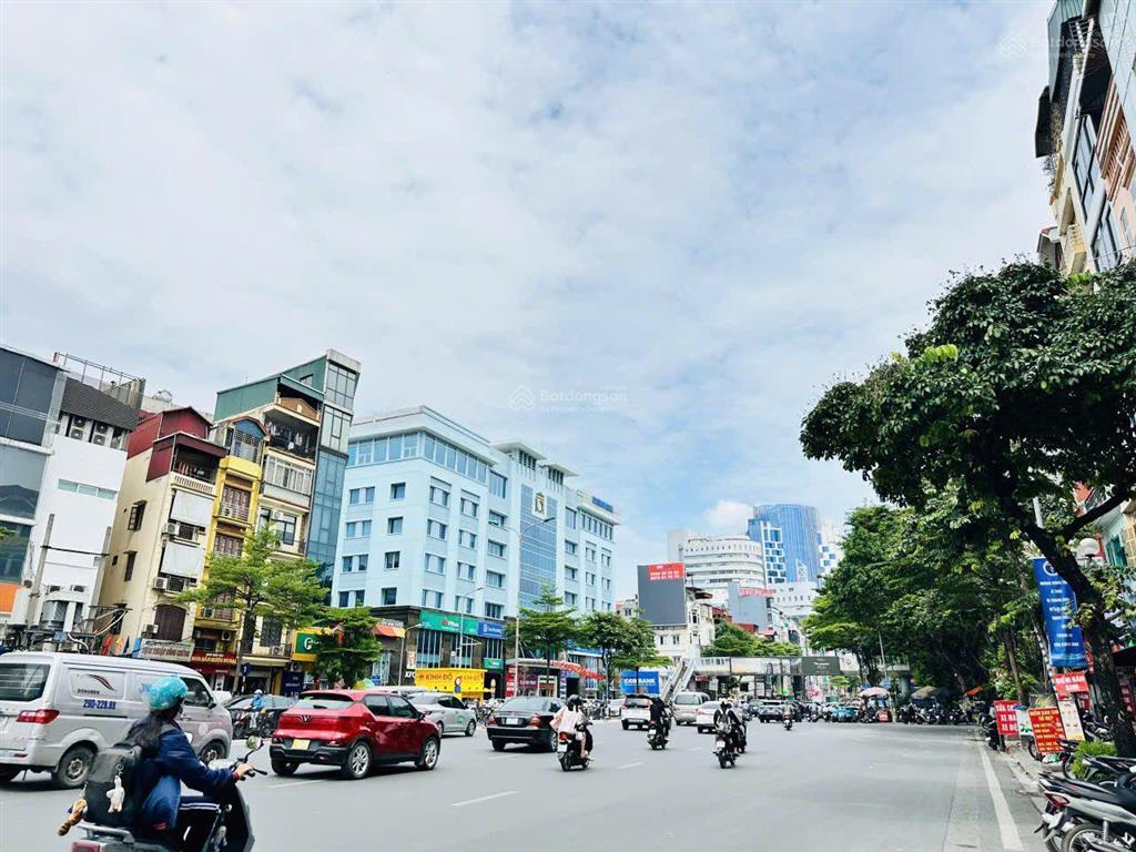 Siêu siêu siêu rẻ  mặt tiền 12m. mặt phố víp nhất trung tâm hà nội. chủ siêu mót. vỉa hè rộng 10m