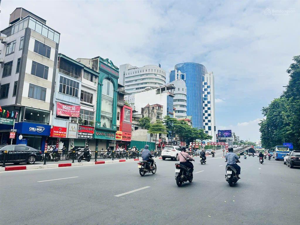 Siêu siêu siêu rẻ  mặt tiền 12m. mặt phố víp nhất trung tâm hà nội. chủ siêu mót. vỉa hè rộng 10m