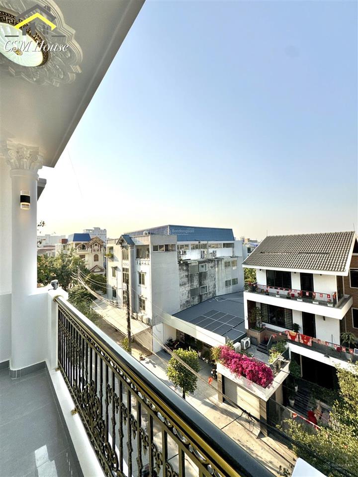 Độc lập  đường 12m  4 tầng  thang máy