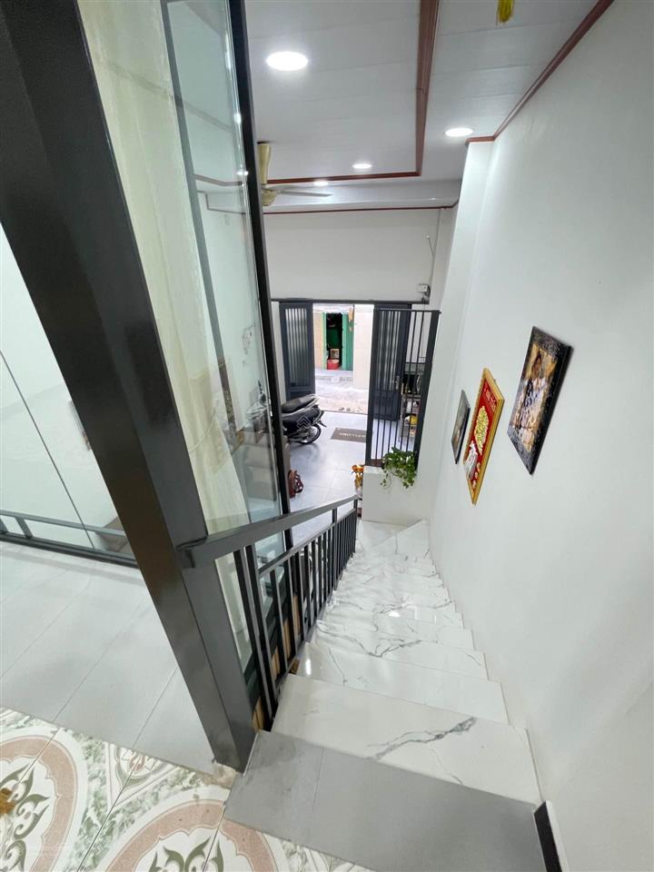 Nhà p. bình tiên ngang 4m dài 20m nở hậu sát hẻm xe tải chỉ nhỉnh 6 tỷ