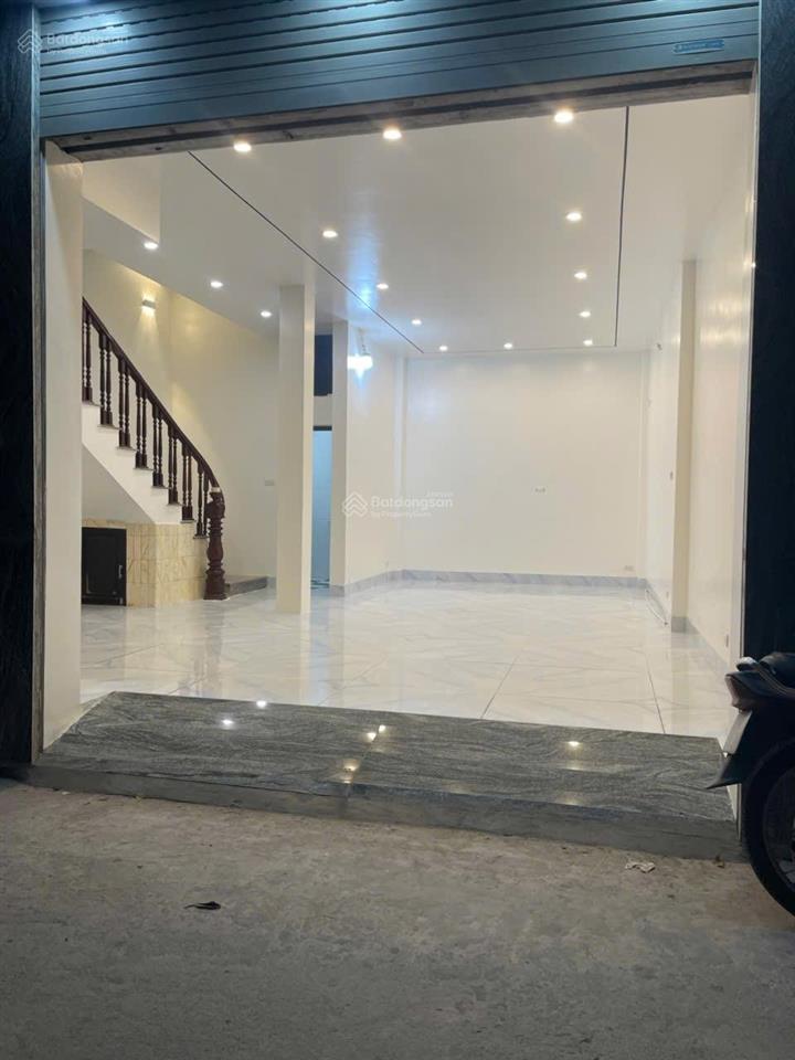 Cho thuê nhà nguyên căn ngõ 565 nguyễn trãi mặt ngõ thông ô tô dt 50m*6t*6mt 20 triệu một tháng