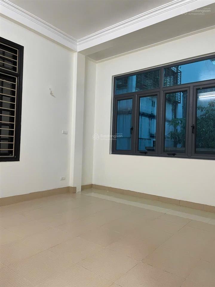 Cho thuê nhà nguyên căn ngõ 565 nguyễn trãi mặt ngõ thông ô tô dt 50m*6t*6mt 20 triệu một tháng
