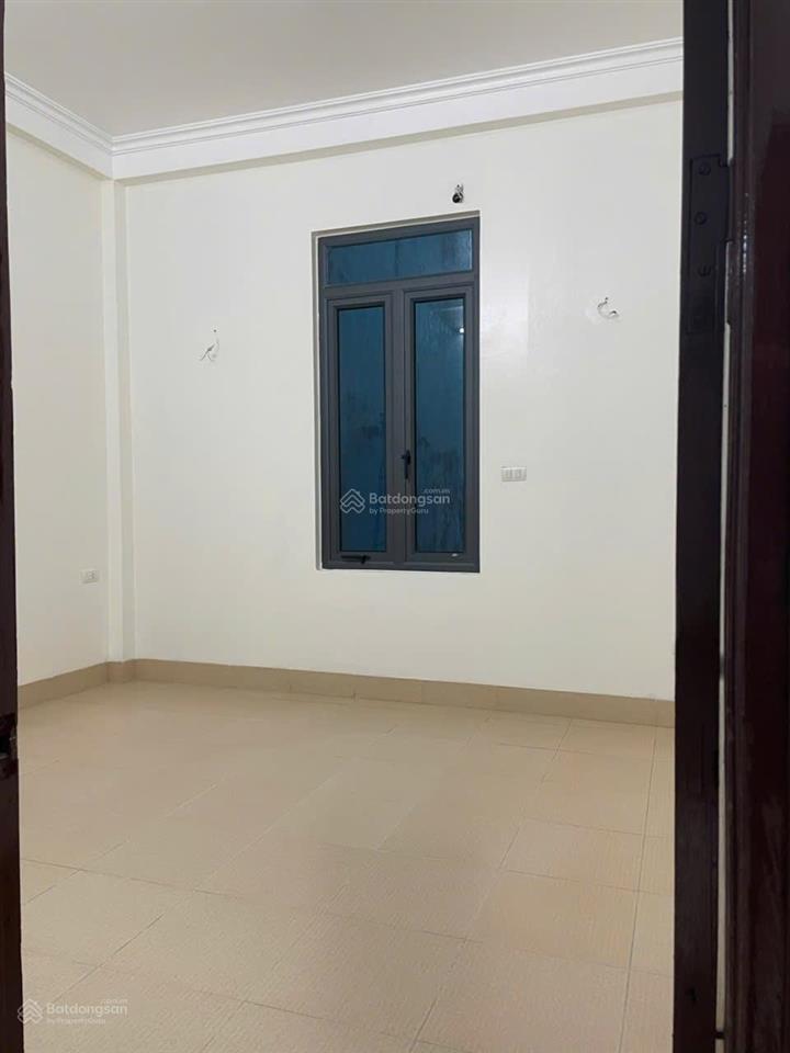 Cho thuê nhà nguyên căn ngõ 565 nguyễn trãi mặt ngõ thông ô tô dt 50m*6t*6mt 20 triệu một tháng