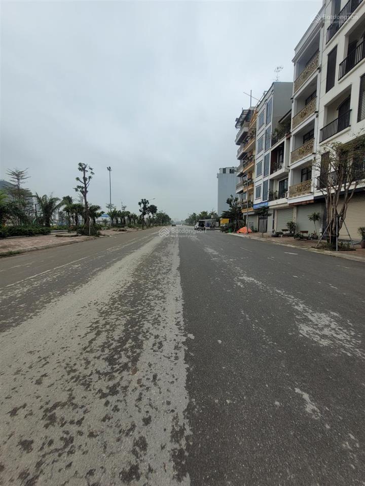 Ngộp đất hạ 1 tỷ bán gấp tái định cư ngọc thụy oto tránh. chủ đang ngộp cần bán gấp cách 20m ra hồ