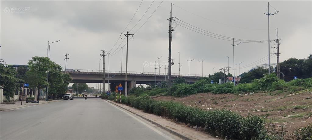 Bán gấp hạ 1tỷ, tặng nhà 3 tầng 115 m2, rẻ nhất long biên chỉ 8.x tỷ, mặt tiền 6,5m 25m oto tránh