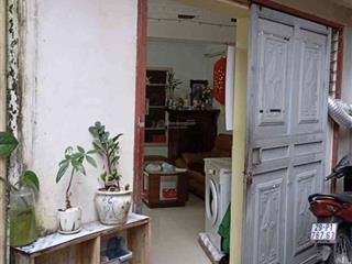 Khu tập thể nghĩa tân  tầng 1  chủ đang kinh doanh giặt là  trước nhà là sân chơi cực đẹp cho tr