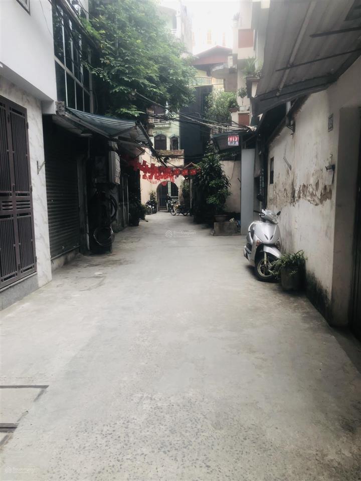 Khu tập thể nghĩa tân  tầng 1  chủ đang kinh doanh giặt là  trước nhà là sân chơi cực đẹp cho tr
