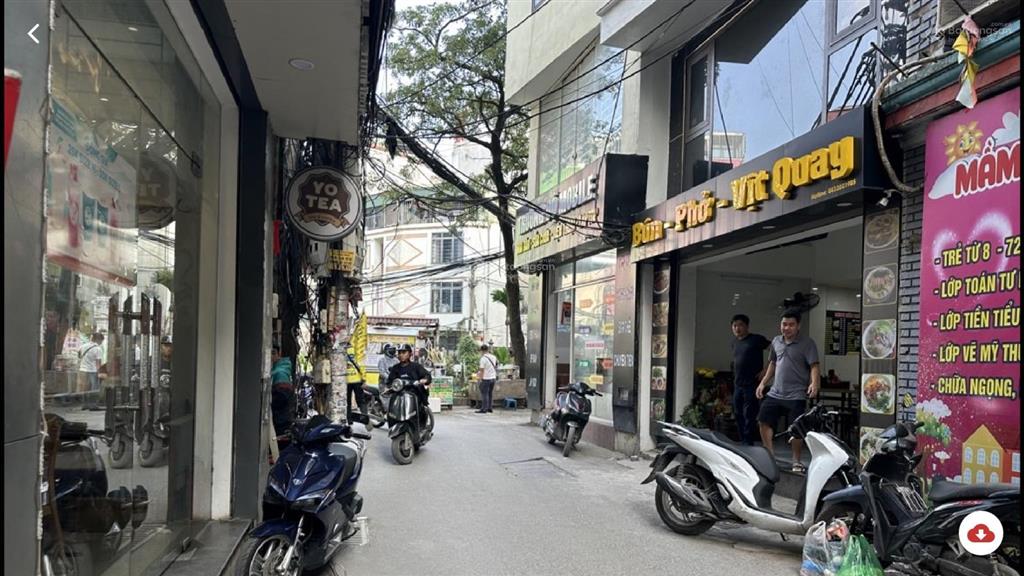 Khu tập thể nghĩa tân  tầng 1  chủ đang kinh doanh giặt là  trước nhà là sân chơi cực đẹp cho tr