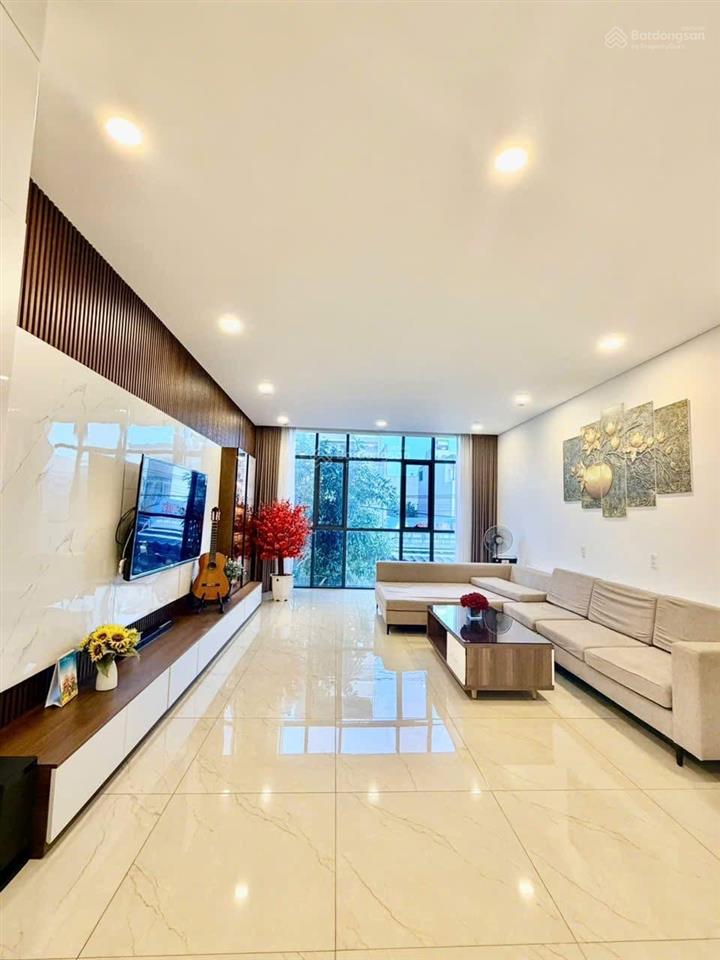 Ngay trục chính hòa xuân đà nẵng đường 10,5m  tòa nhà 5 tầng 1 tum thang máy  kinh doanh đỉnh