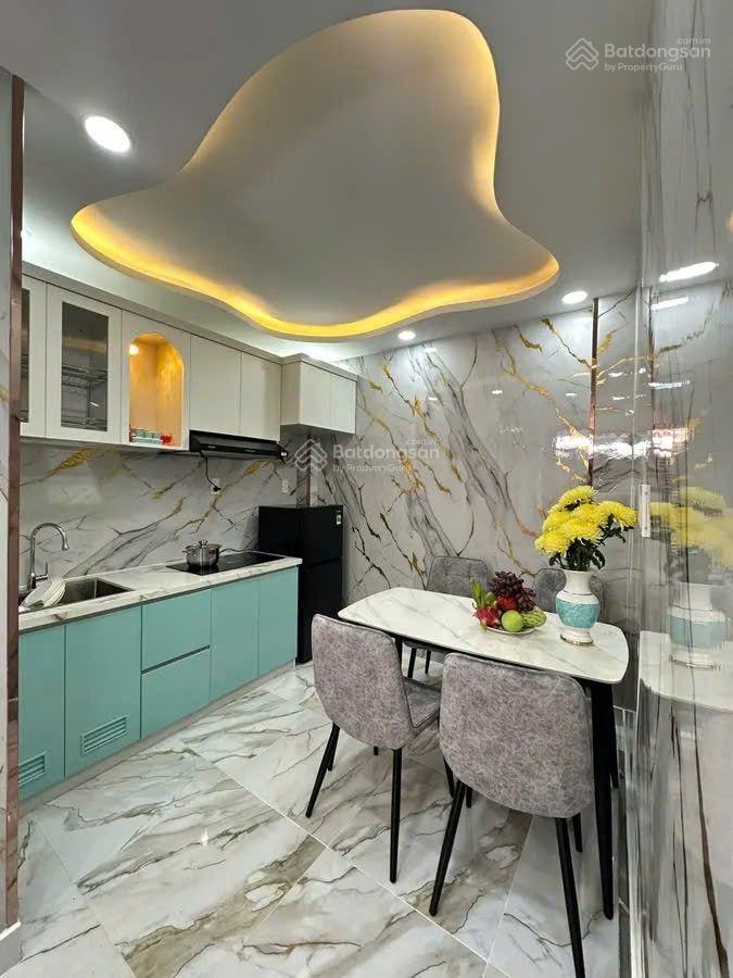 Chỉ 5.x tỷ mà doanh thu hơn 200tr/năm. sát mt trần bình trọng, q.5  5 phòng. 4 tầng.