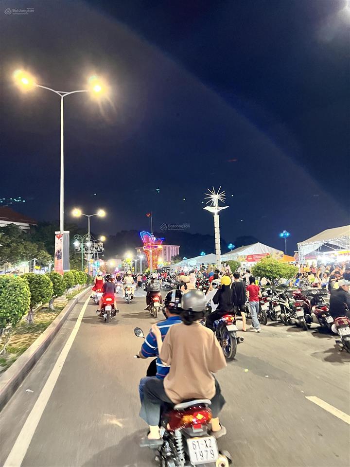 Bán nhà cách chợ đêm bạch đằng chỉ 15m. gần phố đi bộ, khu vui chơi, chợ thủ dầu một. giá 2,5 tỷ tl