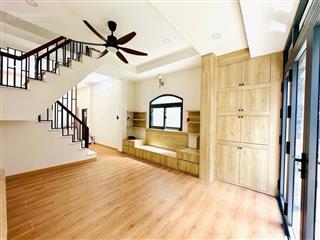 Bán nhà mt đoàn văn bơ, góc 2 mt, ngang 4m, xe hơi đậu cửa, hướng về nguyễn thần hiến, xóm chiếu