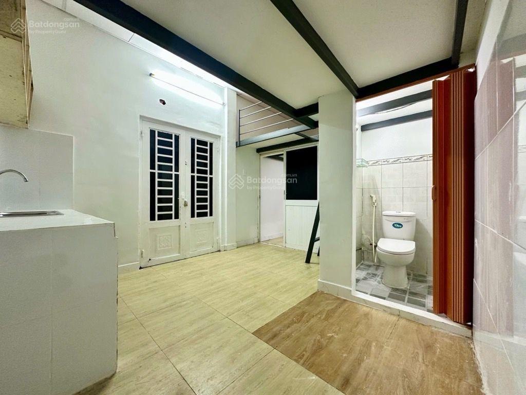 Bán nhà căn góc 2mt đoàn văn bơ, xe hơi đậu cửa, 30m ra đ.xóm chiếu, gần đh nguyễn tất thành .