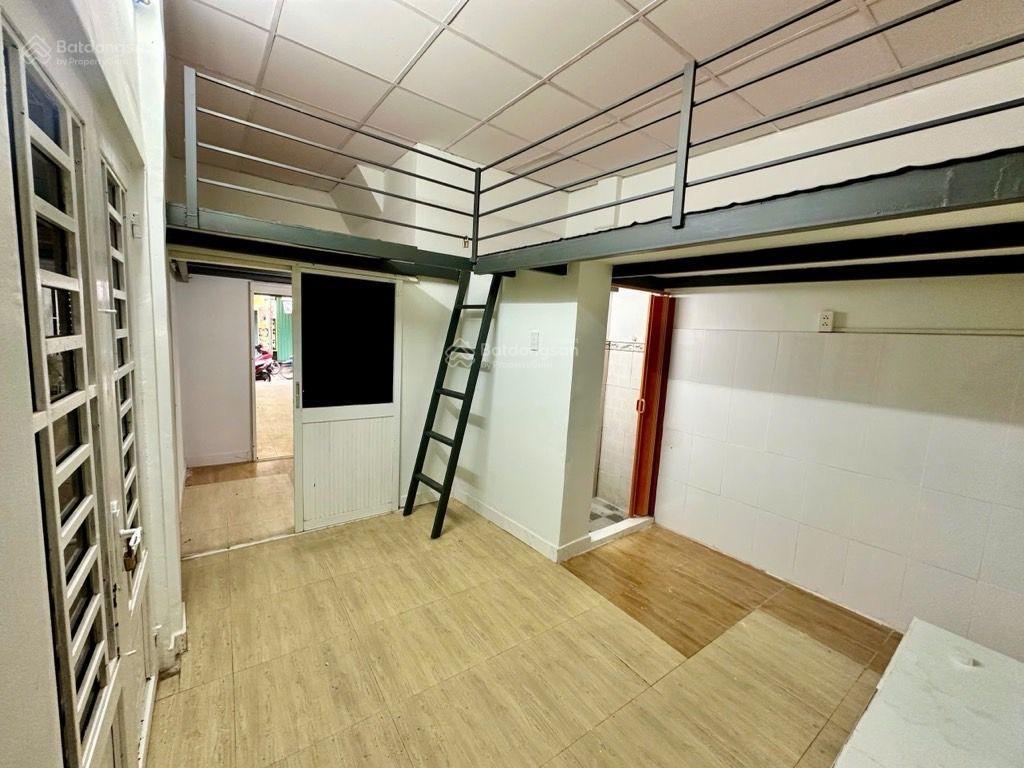 Bán nhà căn góc 2mt đoàn văn bơ, xe hơi đậu cửa, 30m ra đ.xóm chiếu, gần đh nguyễn tất thành .