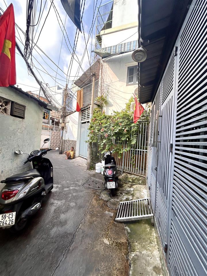 Bán nhà ngon chỉ 5.3t  dt 70m2, đ. xóm chiếu, thông ra tôn đản, hoàng diệu  gần khánh hội