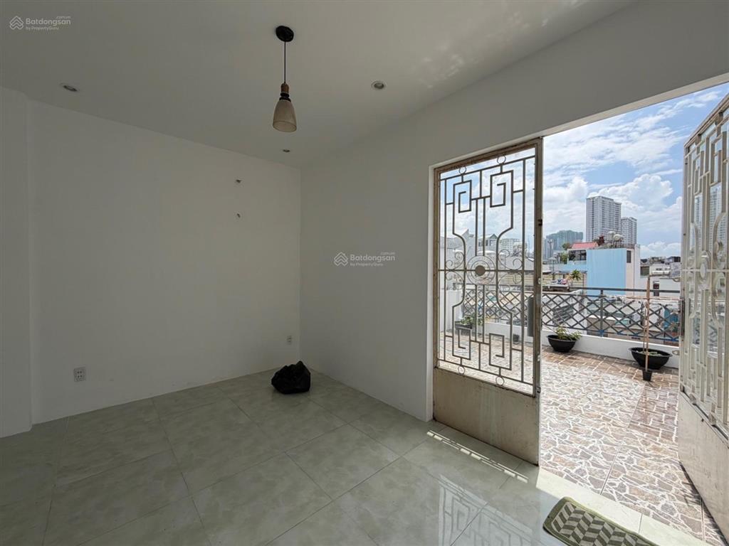 Bán nhà đ.tôn đản, ngang lớn 4.3m2, nhà mới vào ở ngay,gần vĩnh khánh, hoàng diệu, nguyễn tất thành