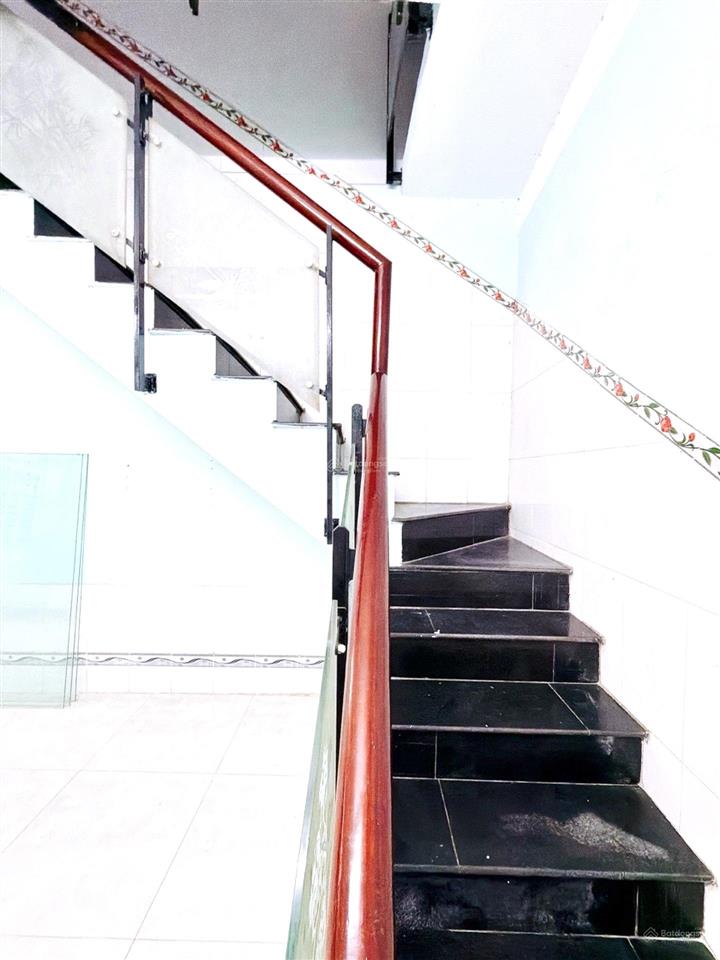 Bán nhà gần ngay khu 20 thước xe hơi chạy đ.đoàn văn bơ ngang lớn 5.7m 100m ra hoàng diệu