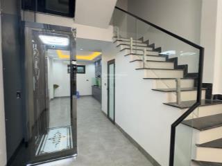 Gia đình cần nhà gần phố, ngõ rộng, có thang máy thì không nên bỏ lỡ căn này.