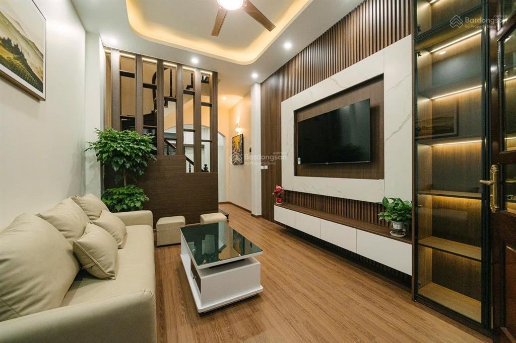 Nhà đẹp thang máy, ngõ rộng gần phố, cực hợp gia đình an cư lâu dài tầm tiền 15 tỷ