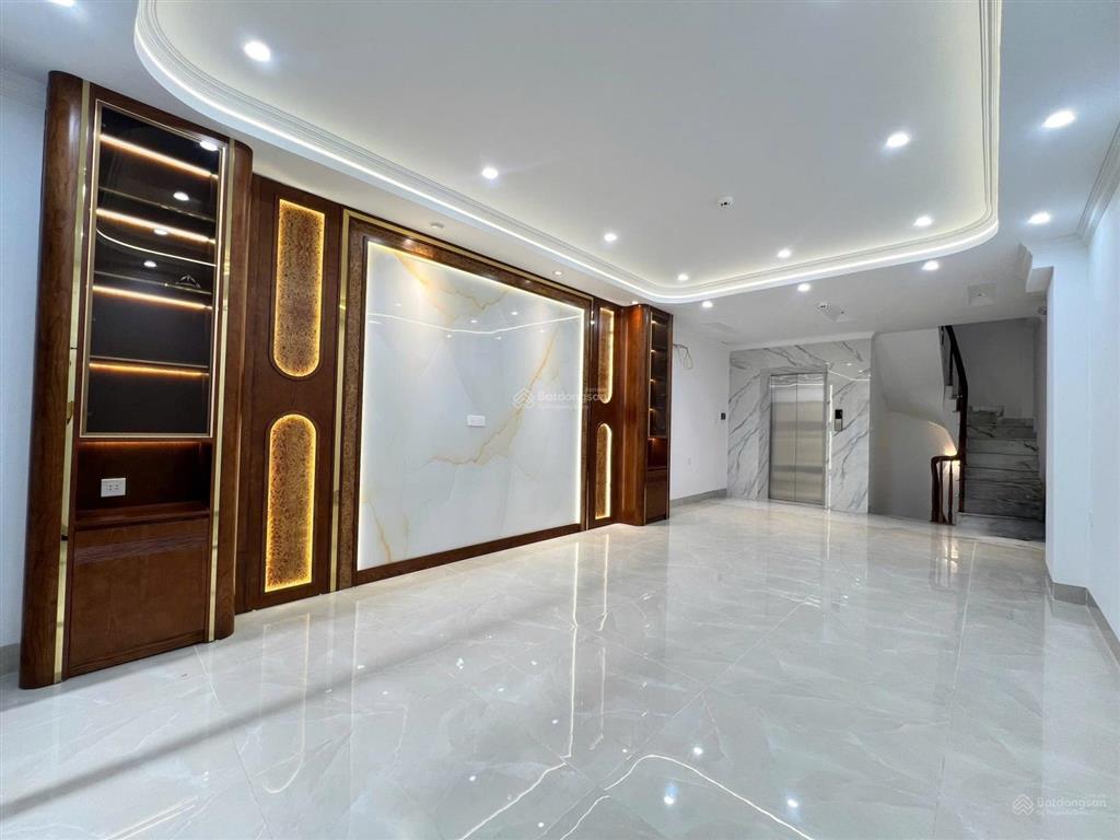 Hoàng quốc việt, phân lô 7 tầng thang máy xây mới, oto vào nhà, thiết kế hiện đại, ở cực sướng
