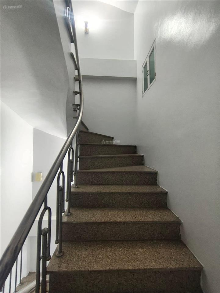 Nhà dân xây lạc long quân, tây hồ. 4 tầng thoáng sáng, ngõ sạch đẹp, gần phố, ba gác đua trước cửa