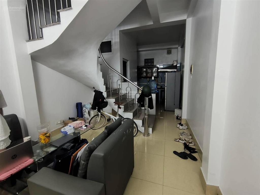 Nhà dân xây lạc long quân, tây hồ. 4 tầng thoáng sáng, ngõ sạch đẹp, gần phố, ba gác đua trước cửa
