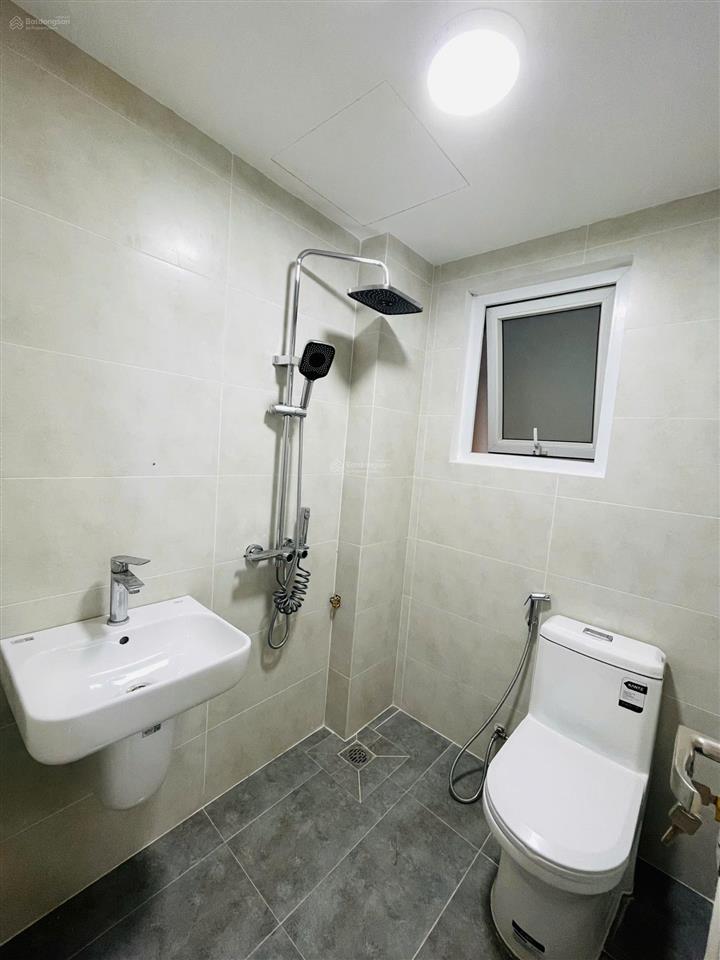 Chủ cần bán gấp nhà phạm văn đồng  5 tầng, 5 phòng ngủ, ô tô đỗ cổng, ngõ thông các ngả