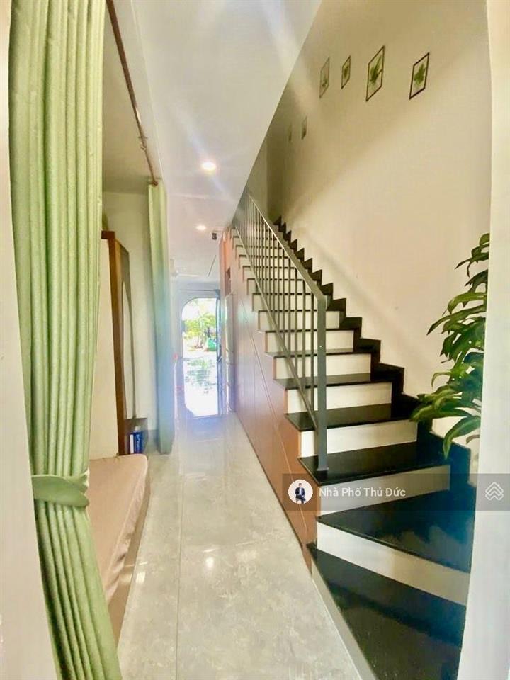 Bán nhà 2 tầng  ô tô đỗ cửa  full nội thất  gần đông tăng long