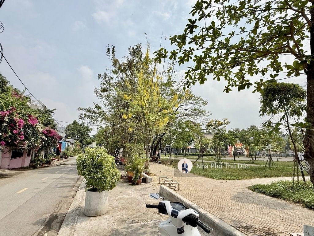 Bán nhà mặt tiền 3 tầng  ngay trường phú hữu  gần global city