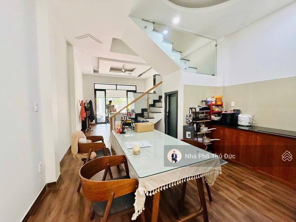 Bán nhà mặt tiền 3 tầng  ngay trường phú hữu  gần global city