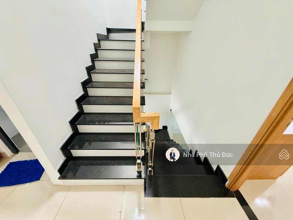 Bán nhà mặt tiền 3 tầng  ngay trường phú hữu  gần global city