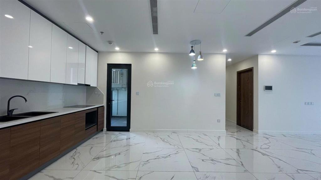 Cho thuê căn hộ 3+1 phòng ngủ đồ cơ bản liền tường sunshine city