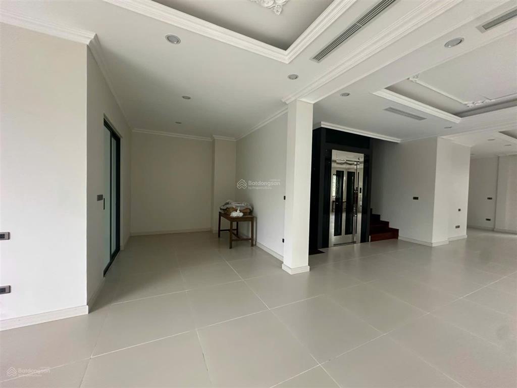 Cho thuê biệt thự tại kđt dương nội căn góc 300m², 4 tầng có hầm đỗ nhiều ô tô