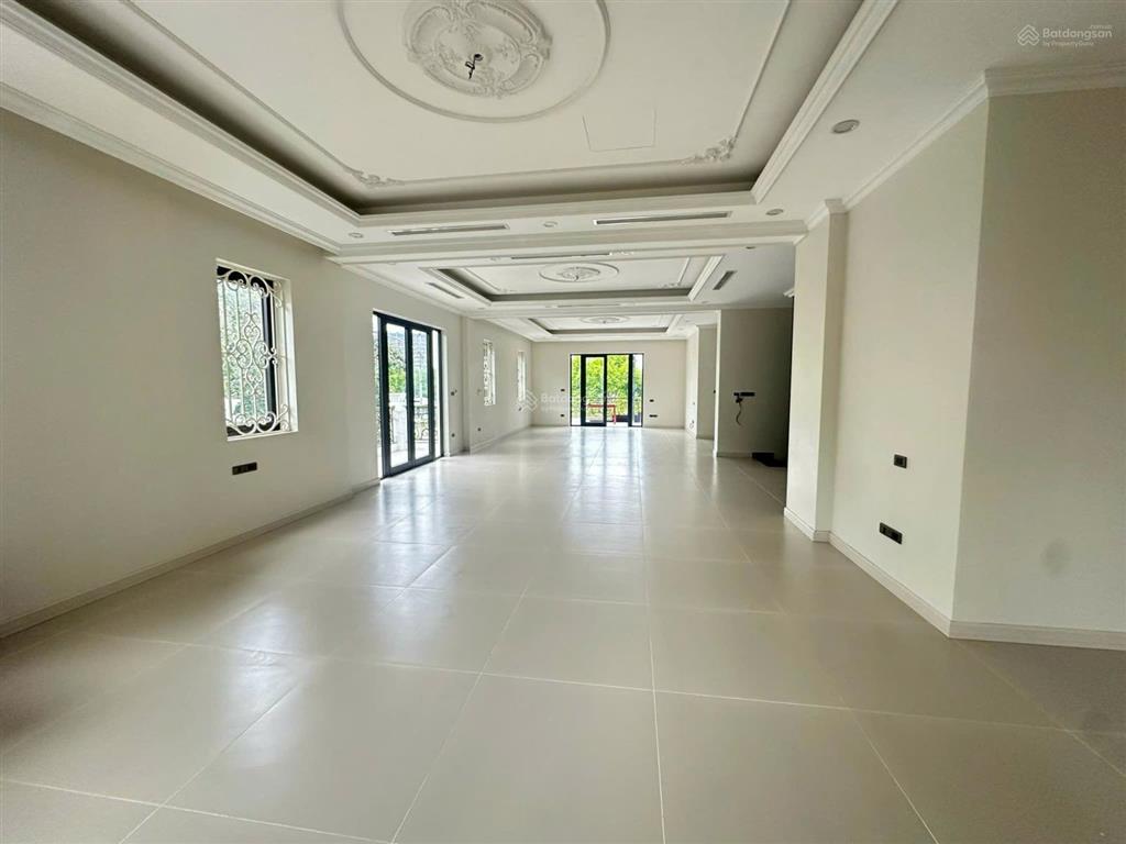 Cho thuê biệt thự tại kđt dương nội căn góc 300m², 4 tầng có hầm đỗ nhiều ô tô