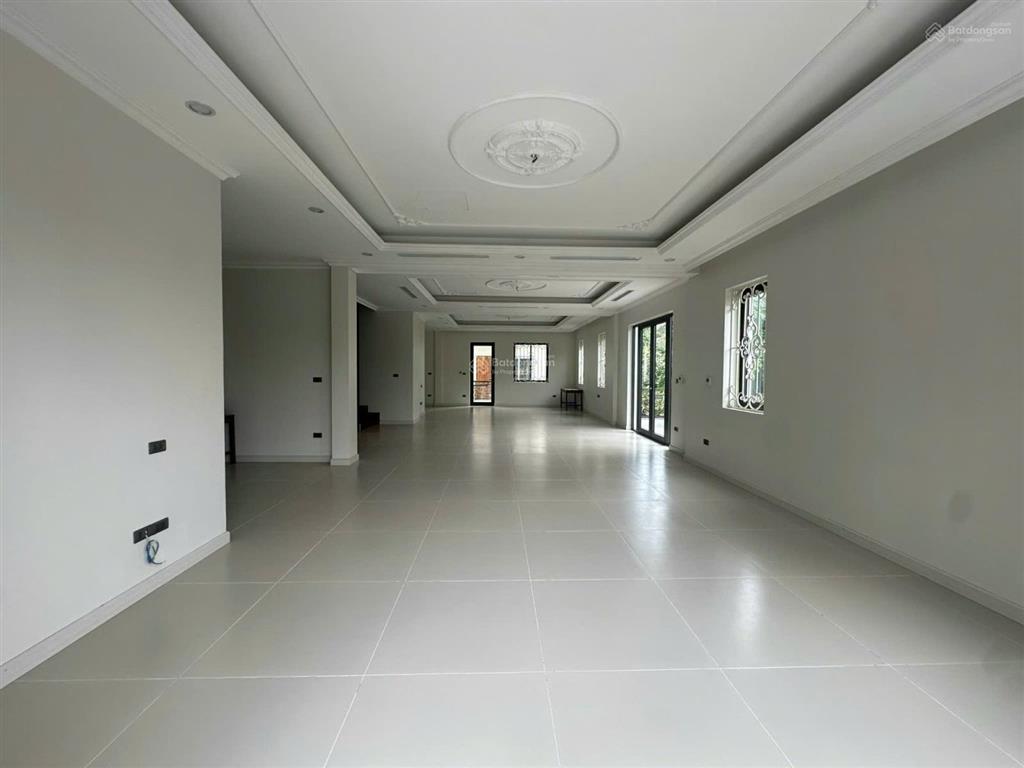 Cho thuê biệt thự tại kđt dương nội căn góc 300m², 4 tầng có hầm đỗ nhiều ô tô
