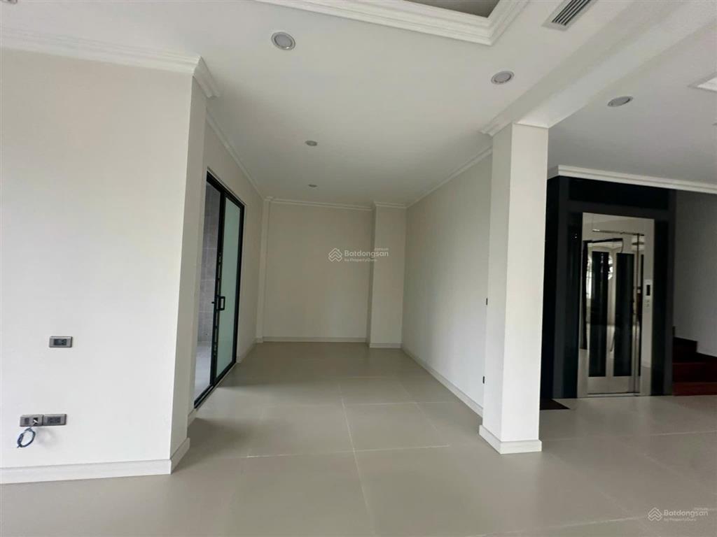 Cho thuê biệt thự tại kđt dương nội căn góc 300m², 4 tầng có hầm đỗ nhiều ô tô